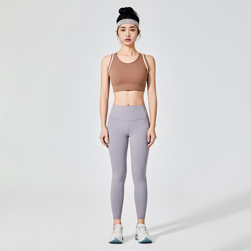 Kan den brune, enkle sports-bh'en potensielt omdefinere komfort og stil for aktive kvinner?