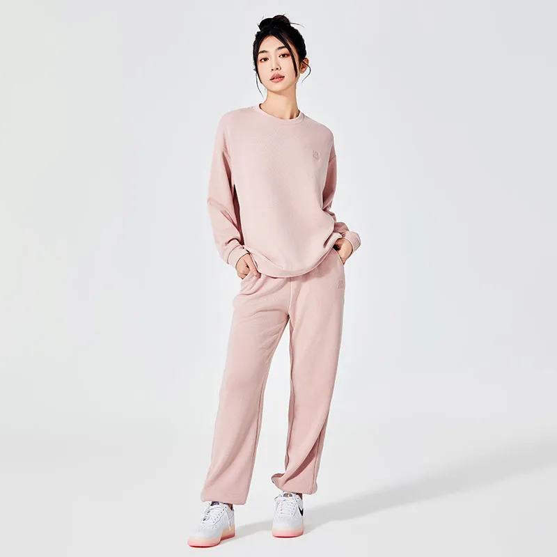 Er rosa uformelle joggebukser for kvinner i sentrum av moten?