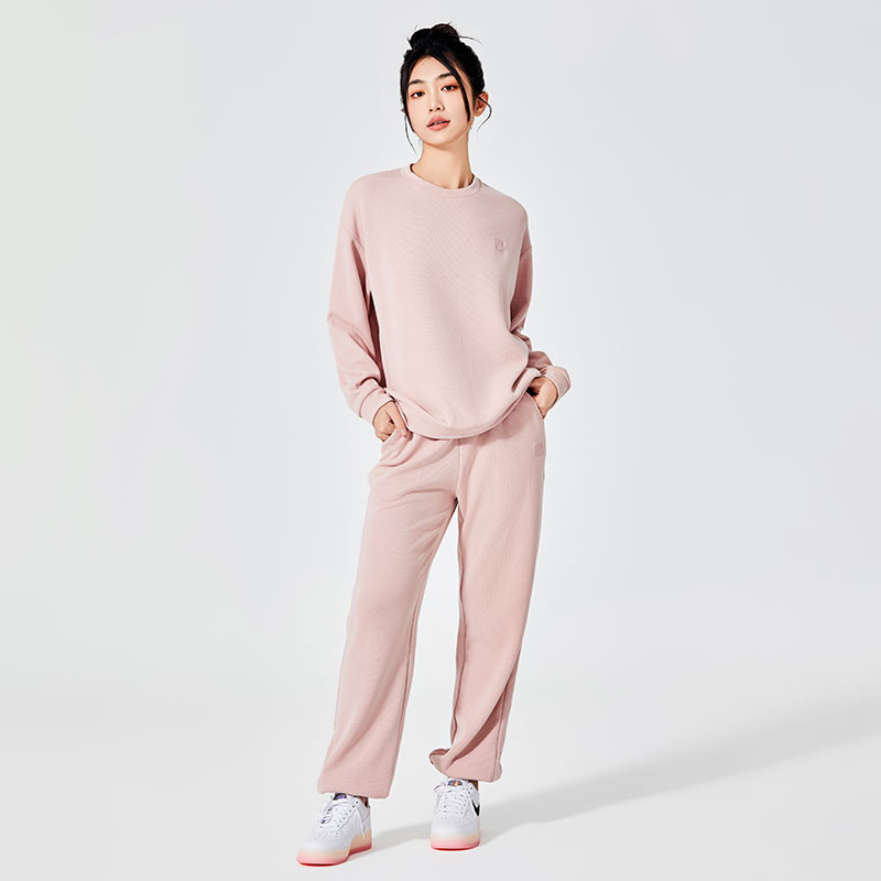 Får rosa uformelle kvinners joggebukser popularitet i motemarkedet?